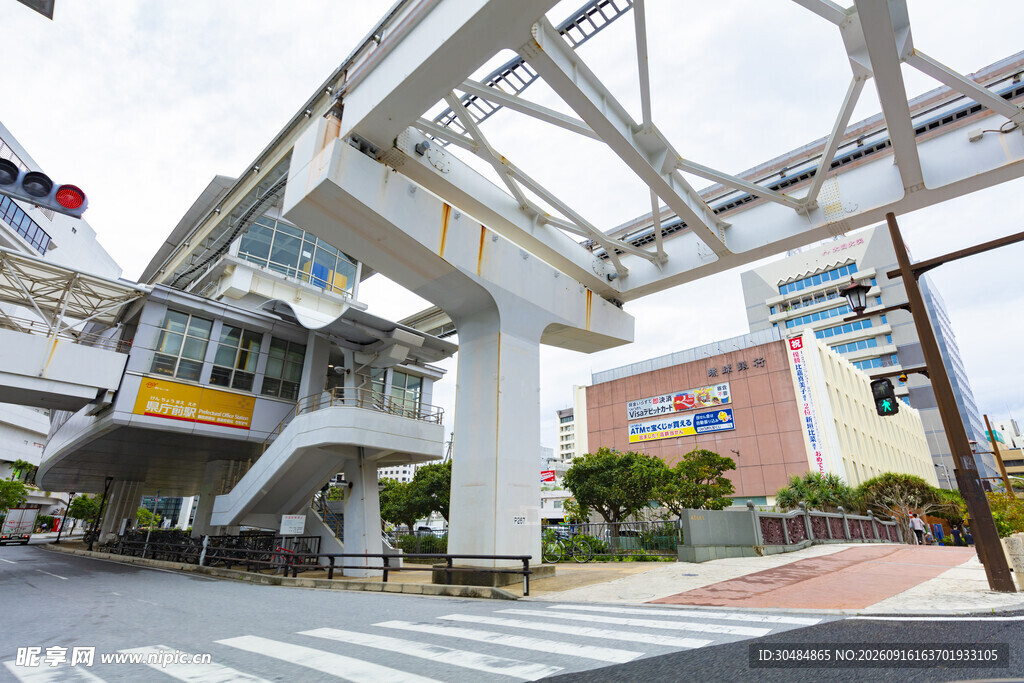 城市中的现代化过街天桥