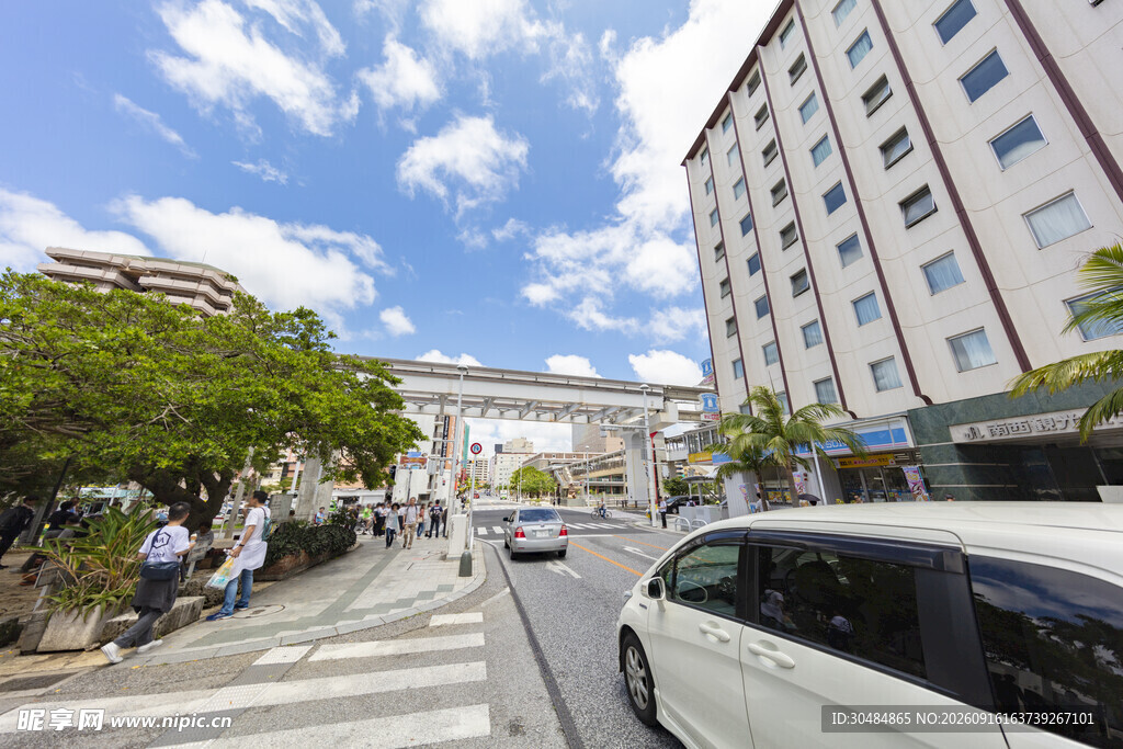 城市街道行人车辆景象
