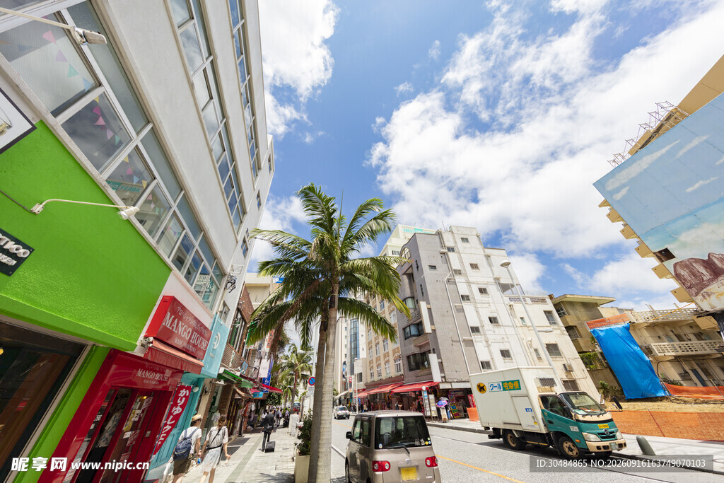 多彩街道旁的城市街景