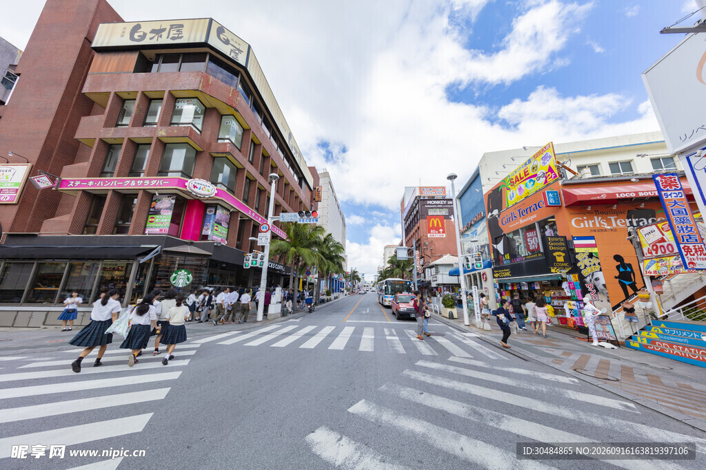 城市繁华街道景象