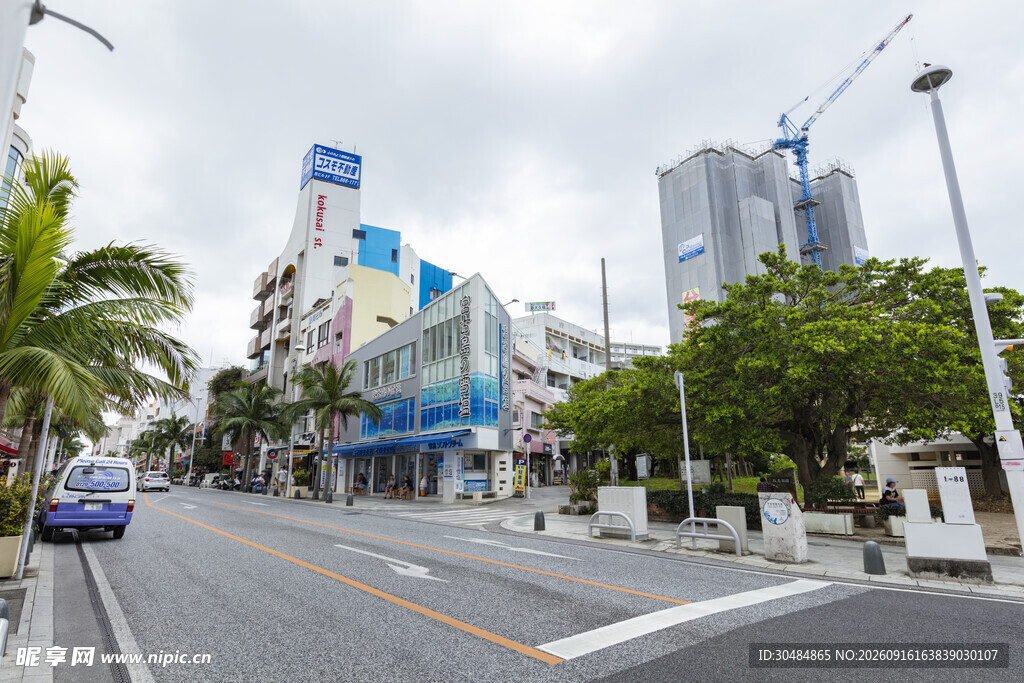 城市街道的清新街景