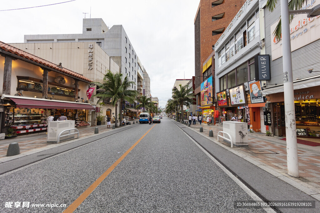 城市街道两旁的商铺景象