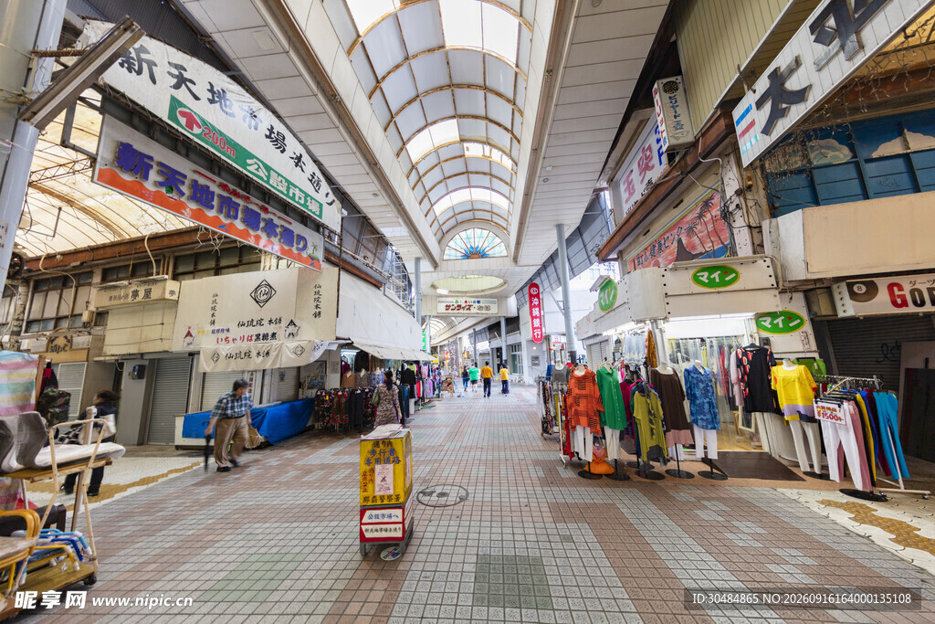热闹的室内商业街场景