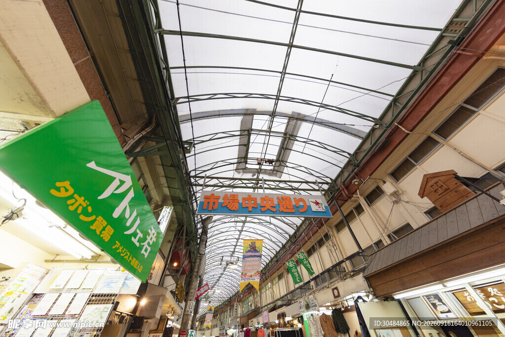 热闹的室内商业街场景