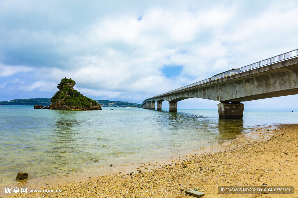 海边长桥与小岛美丽景致