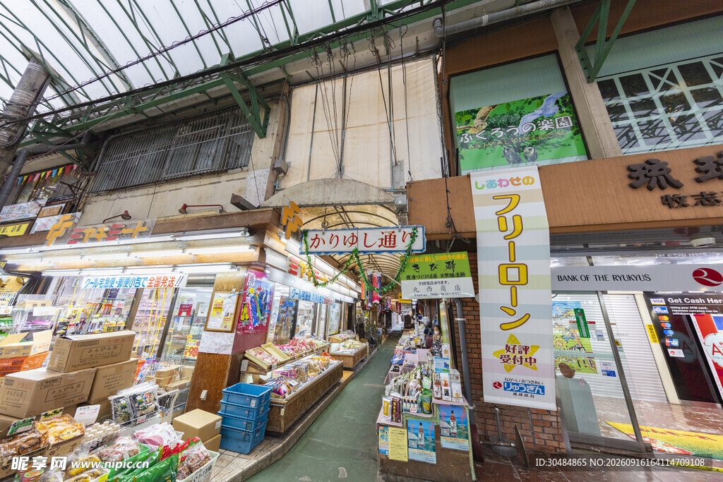 热闹的室内集市场景