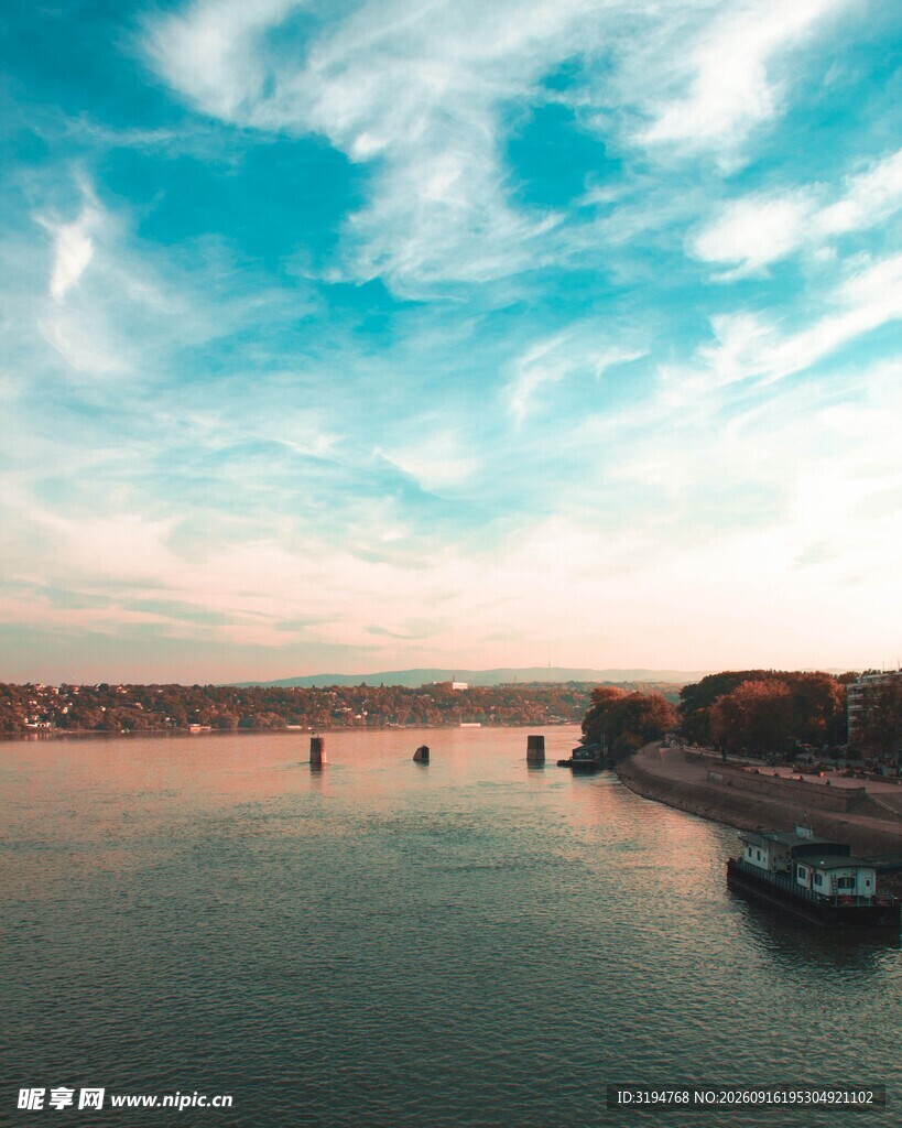 河畔蓝天美景