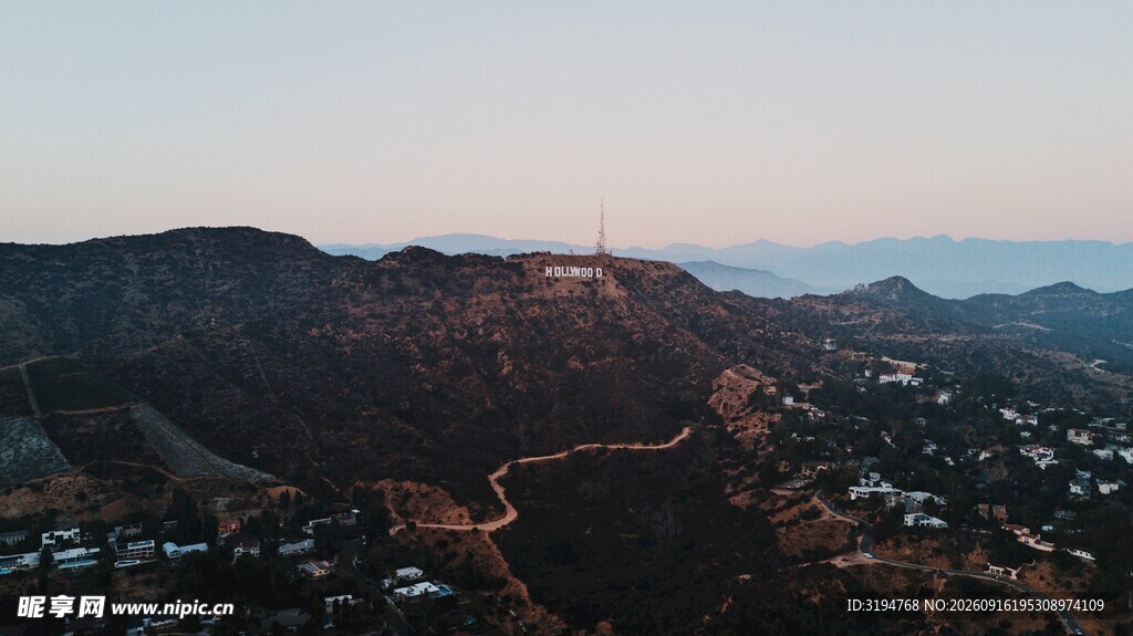 黄昏下的山间美景