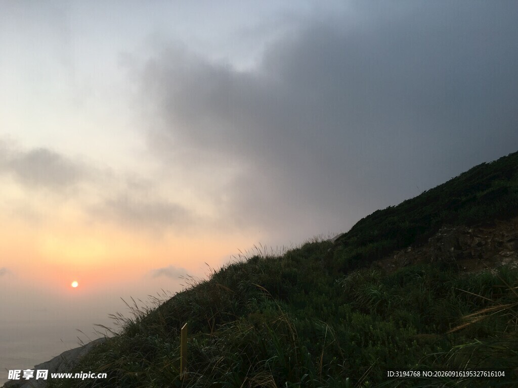 日落时分的山间景色