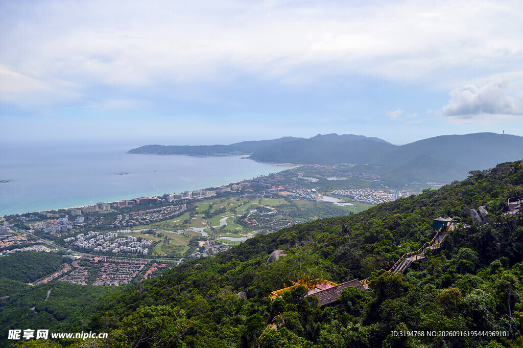 俯瞰山海间的翠绿景致