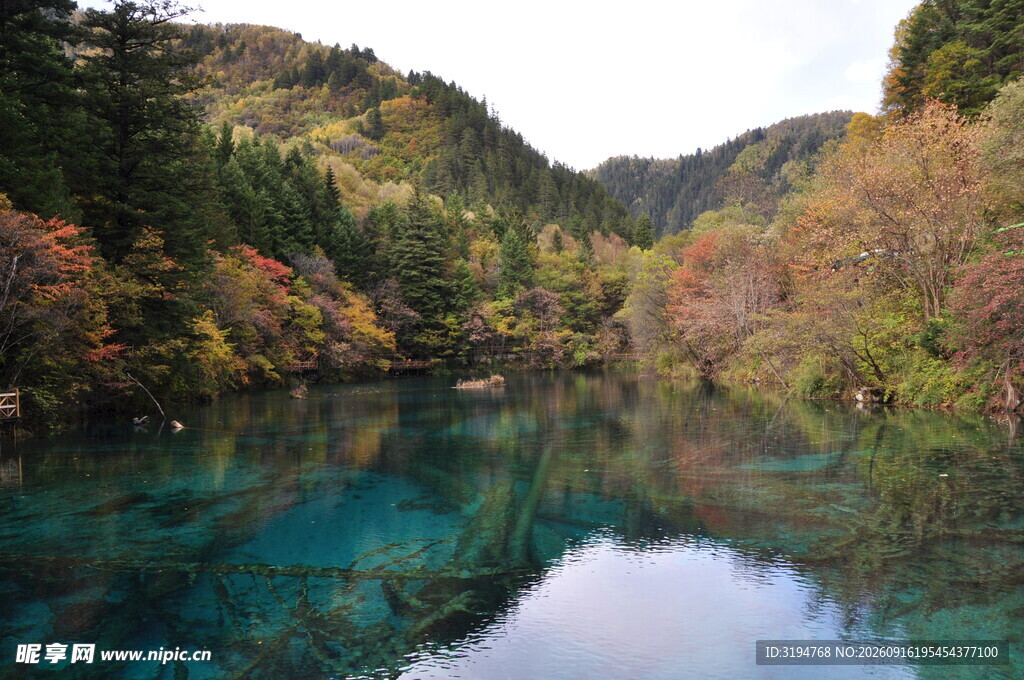 秋日九寨沟的澄澈湖水