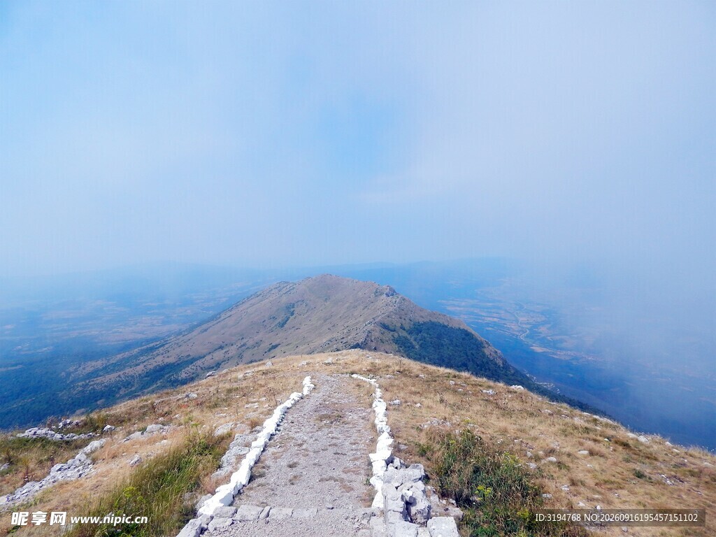 山间小径通往远方美景