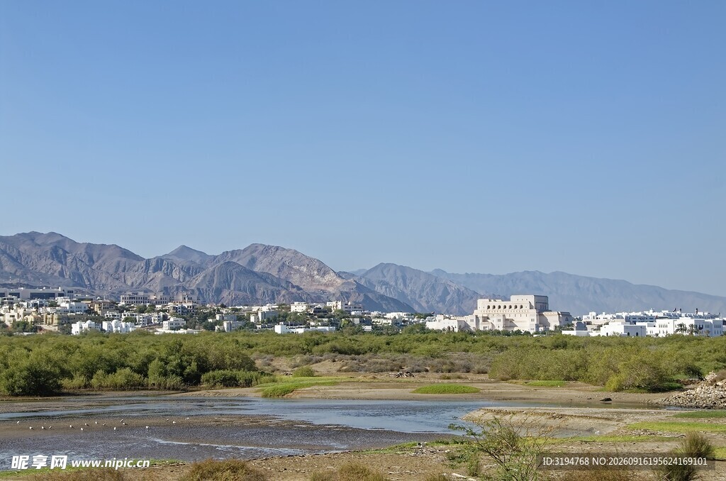 河畔远山与城市景观