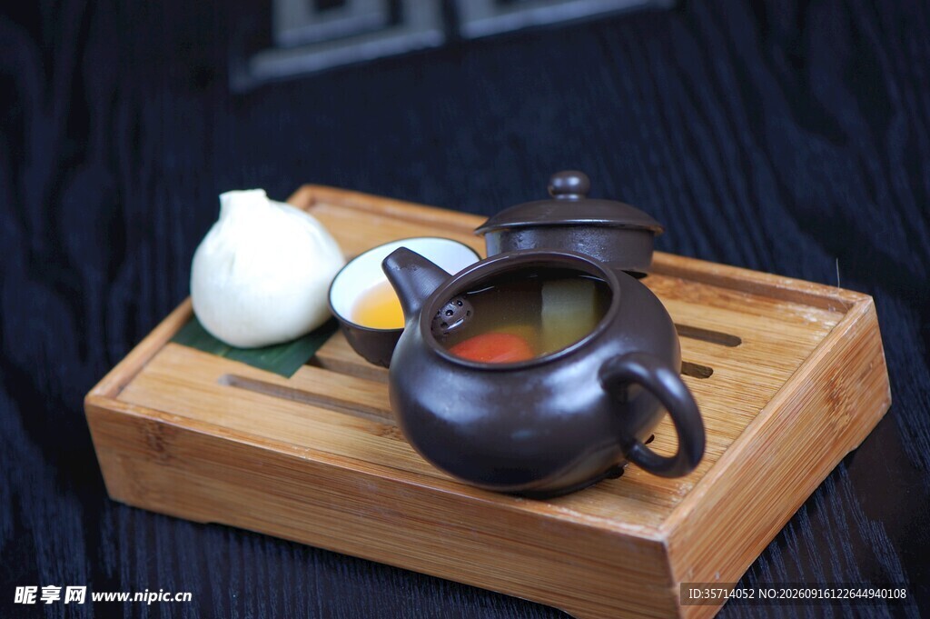 古朴茶具置于木质托盘上
