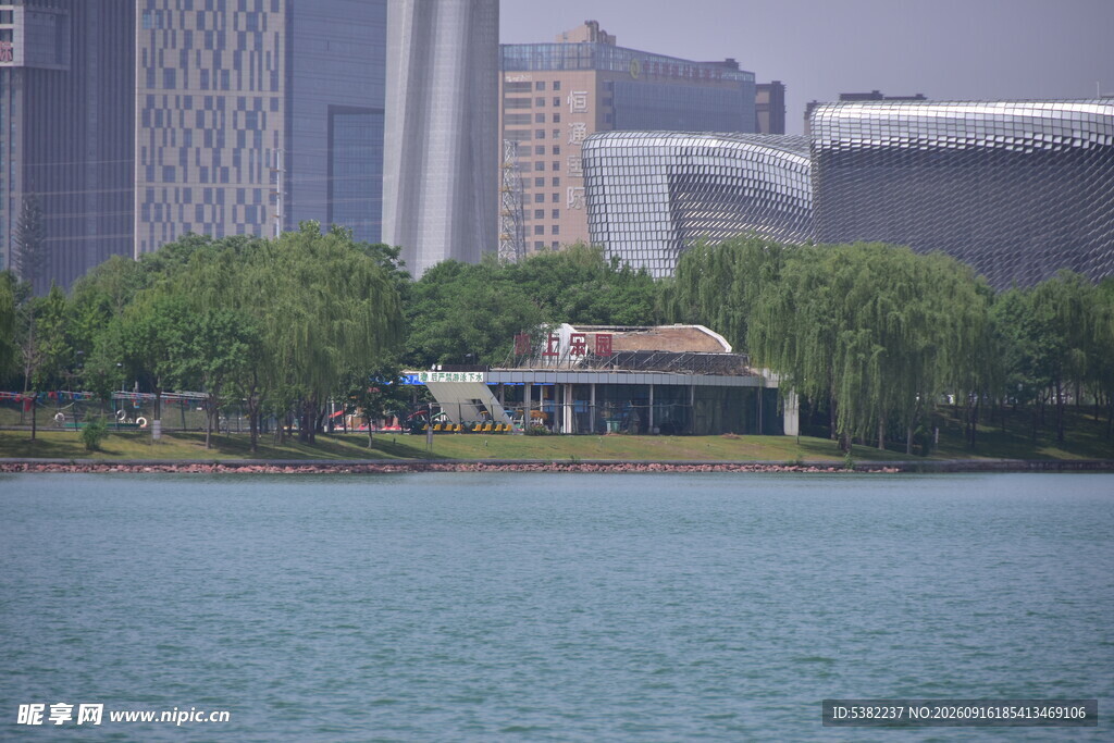 湖畔城市风光与建筑景观