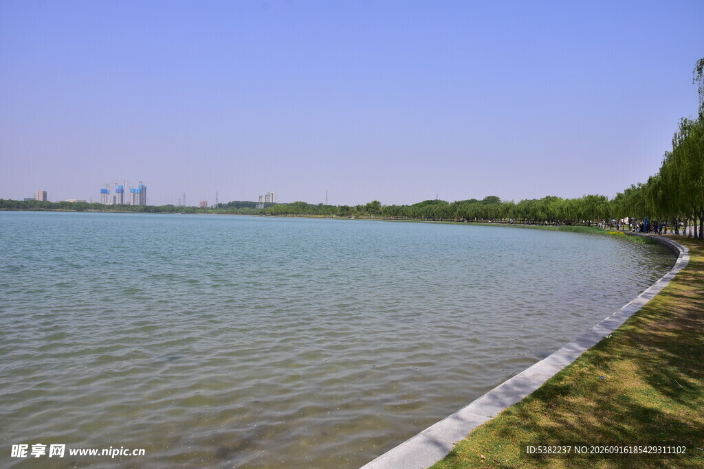 湖畔风光宁静自然美景