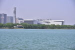 湖畔城市风光