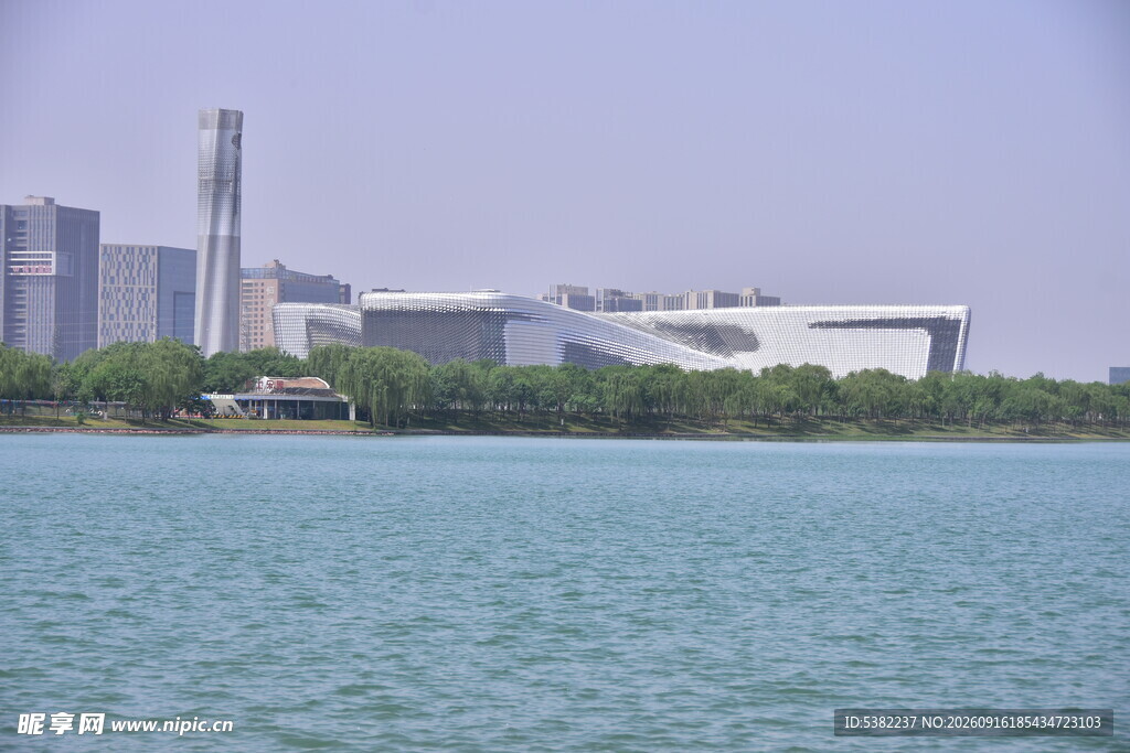 湖畔城市风光
