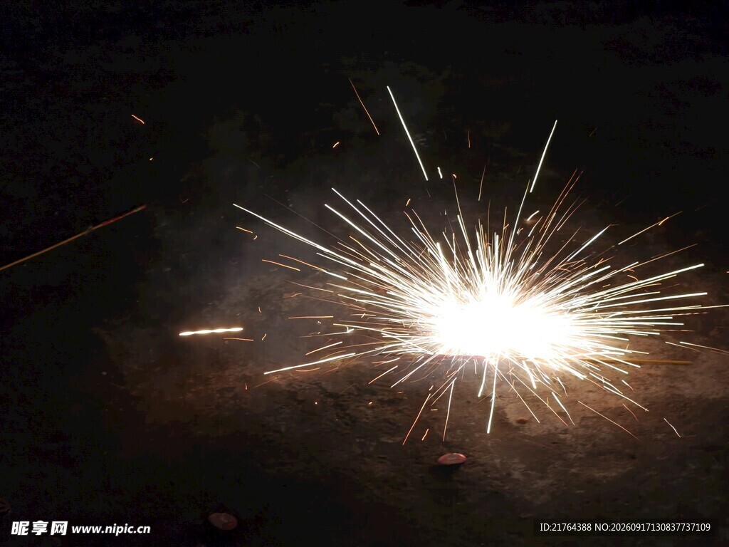 夜空中闪耀的绚烂火花