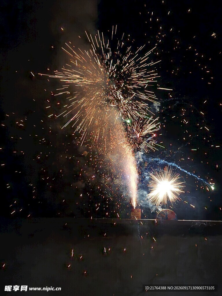 夜空中绚烂的烟花绽放