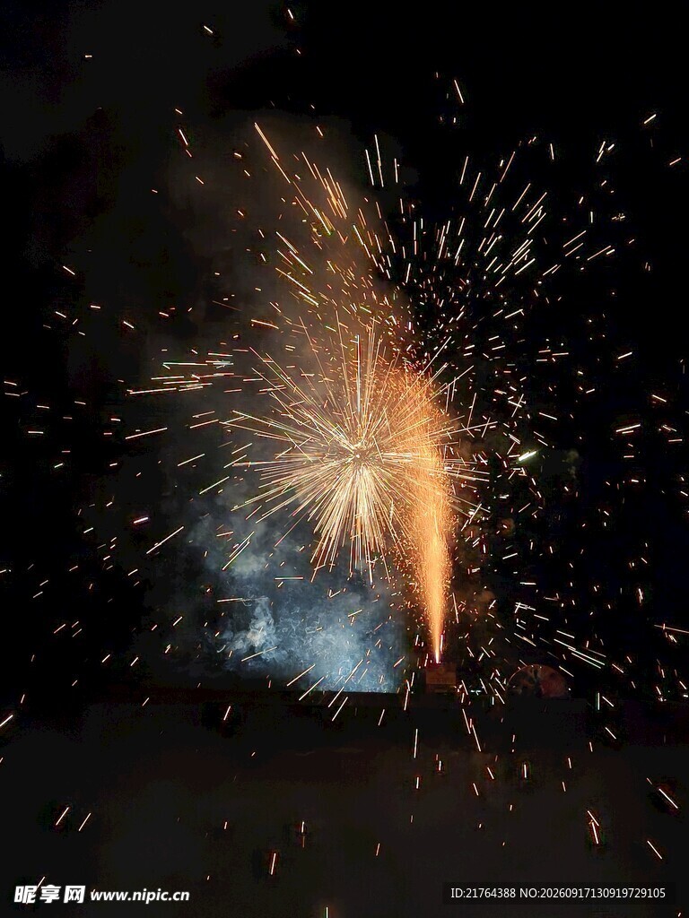 夜空中绚烂的火花绽放