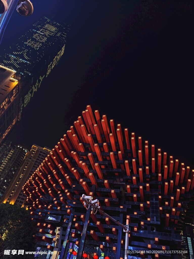 城市夜景中的红色装饰建筑