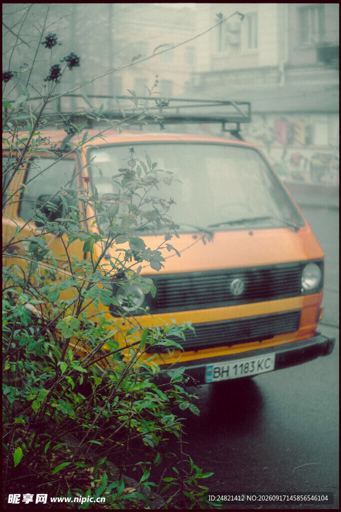 雨中橙色面包车