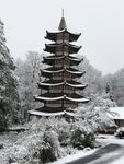 雪中古塔尽显静谧之美