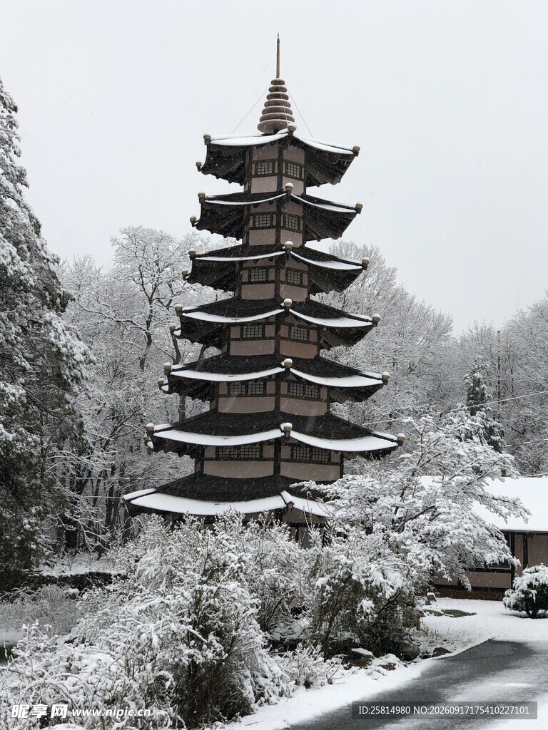 雪中古塔尽显静谧之美