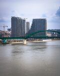 河畔高楼与绿色桥梁景观