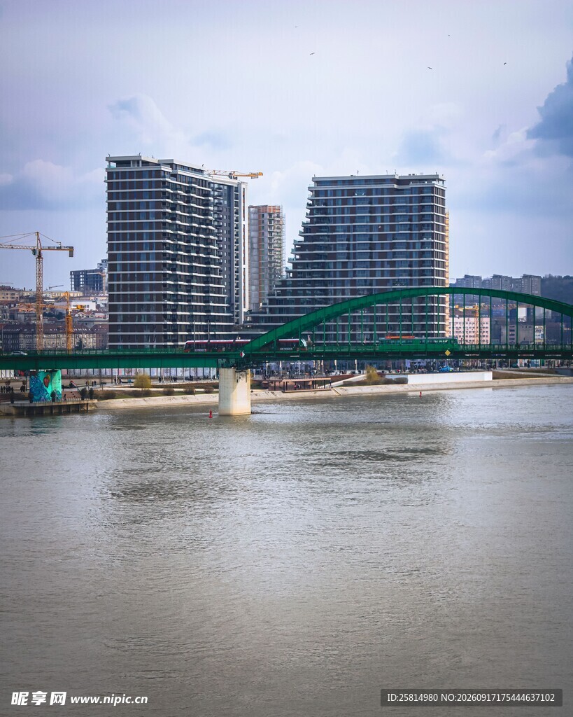 河畔高楼与绿色桥梁景观