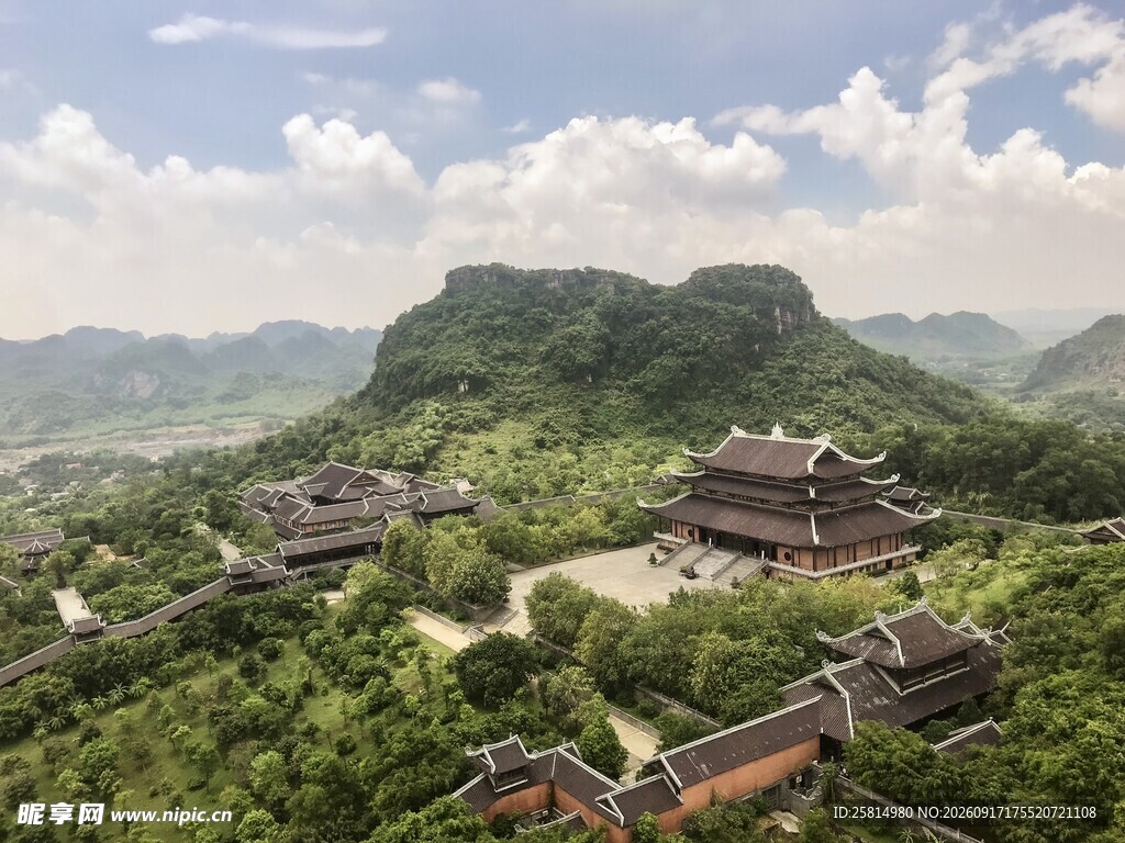 山间古建筑群俯瞰美景