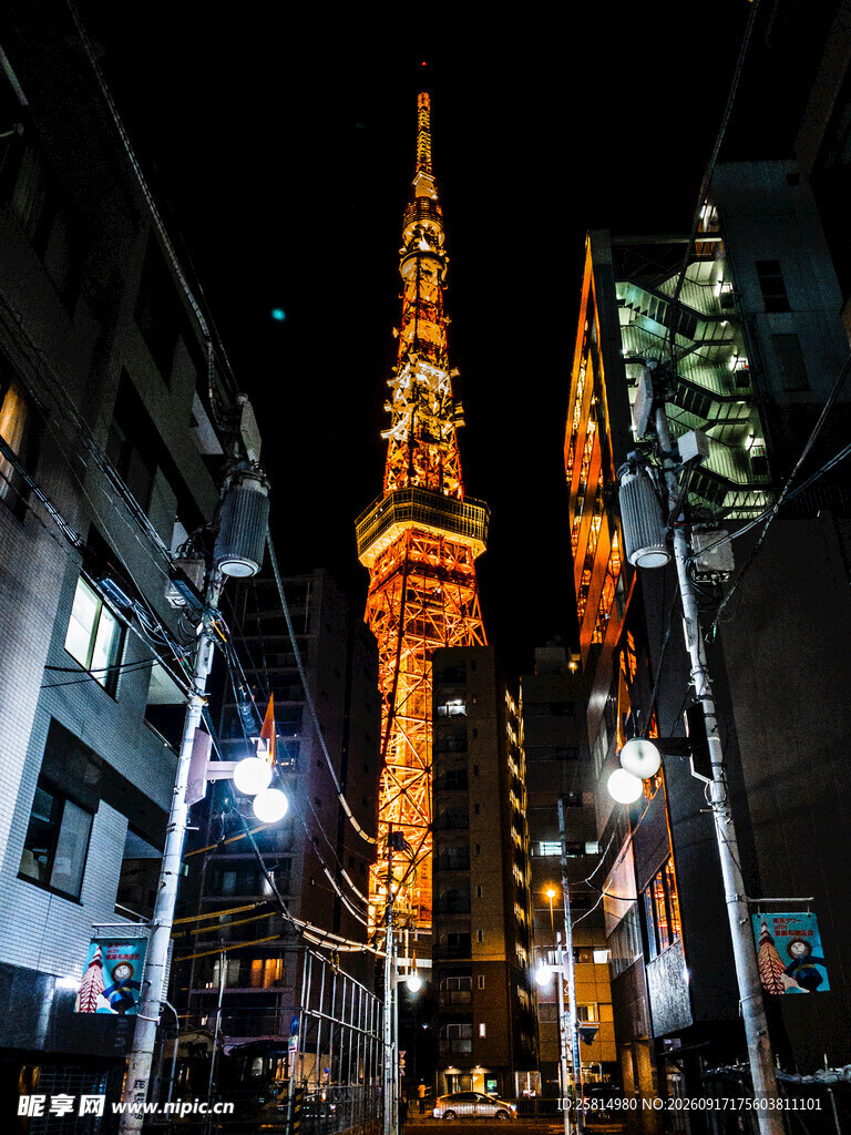 东京夜景中的璀璨铁塔
