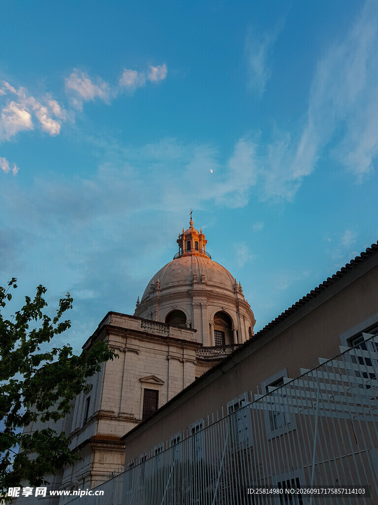 古典建筑穹顶与蓝天美景