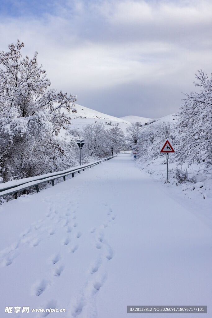 雪后山间小道静谧雪景