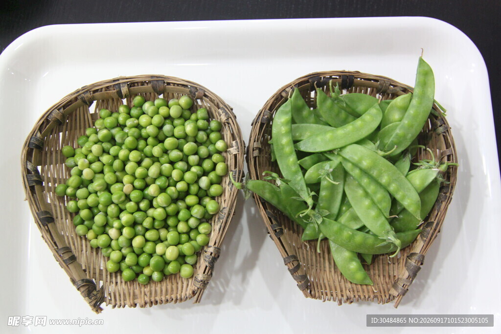 竹篮装的青豌豆与蕨菜
