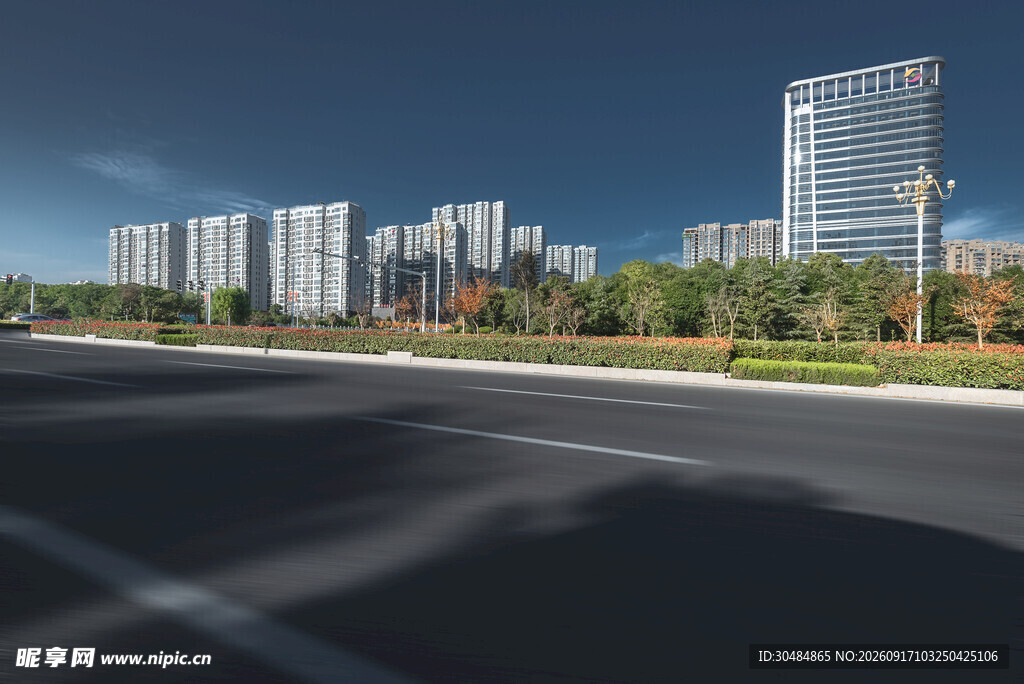 城市宽阔道路旁的现代建筑群