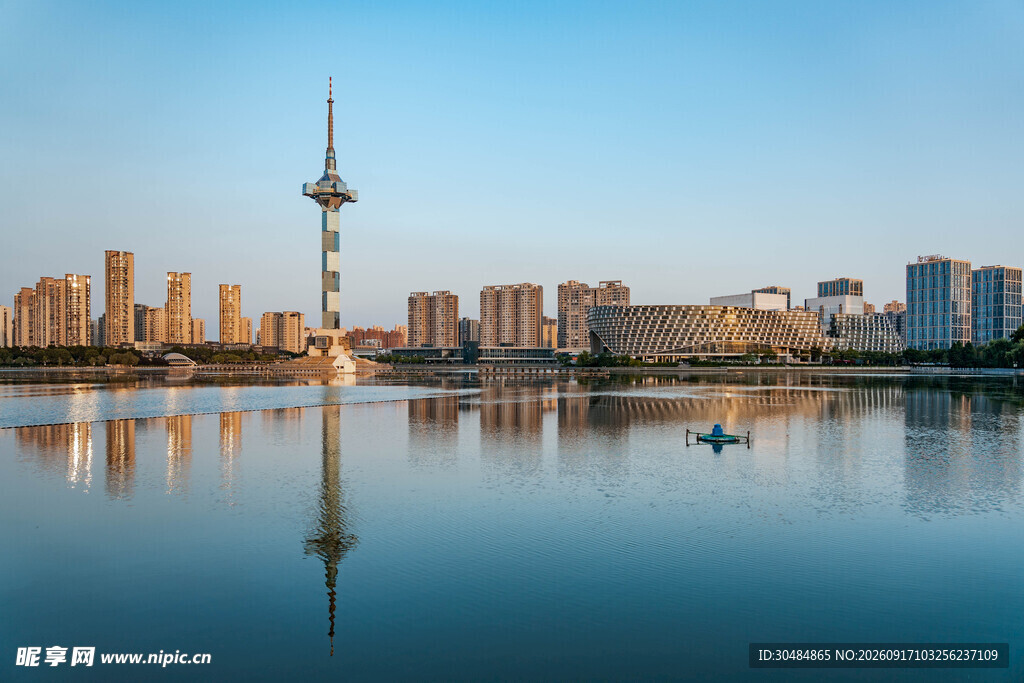 湖畔城市风光
