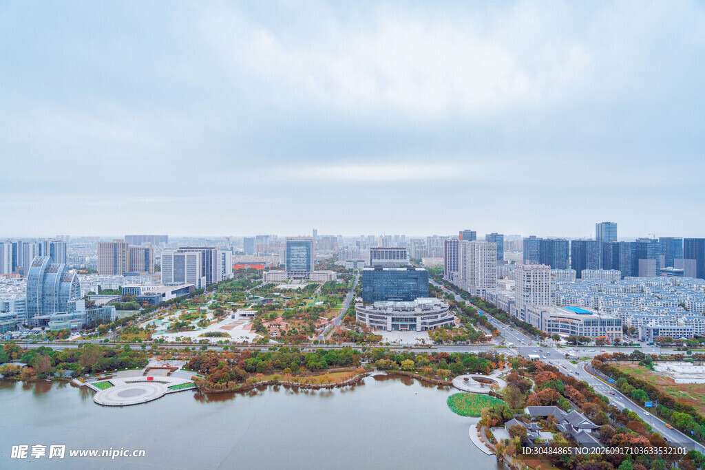 城市湖畔风光俯瞰图