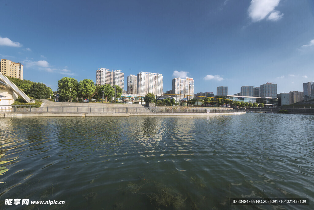 城市河畔风光