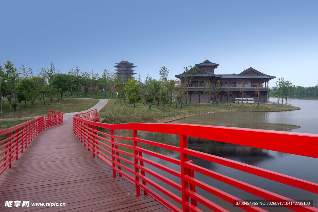湖畔红桥与古典建筑美景