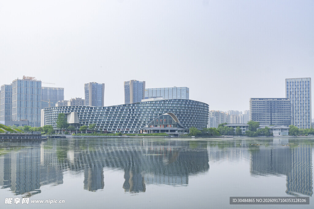 湖畔现代城市建筑景观
