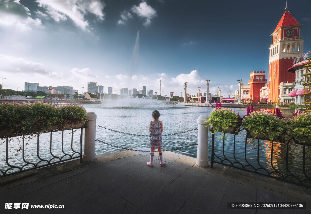 河畔独赏风景的旅人