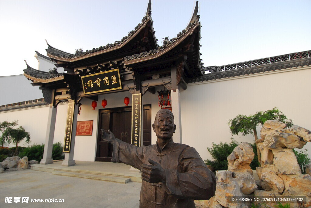 中式古建筑前的人物雕像