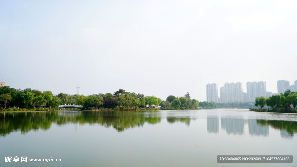 湖畔城市风光