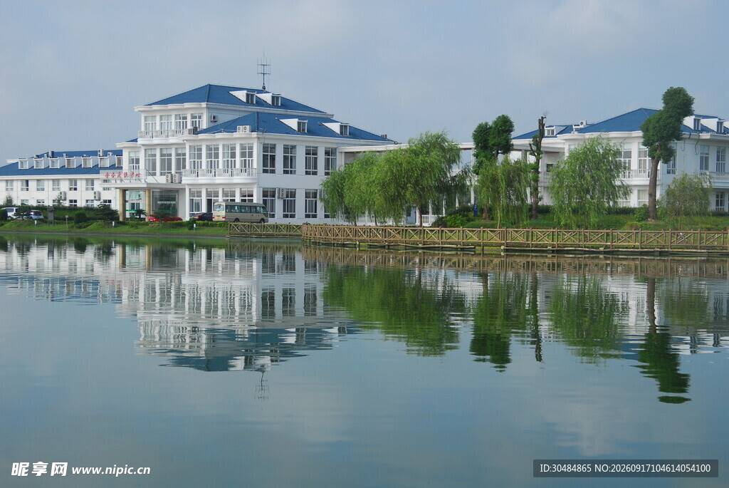 湖畔欧式建筑倒影美景