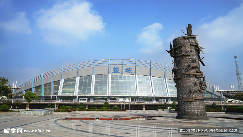 广场上的雕像与现代建筑