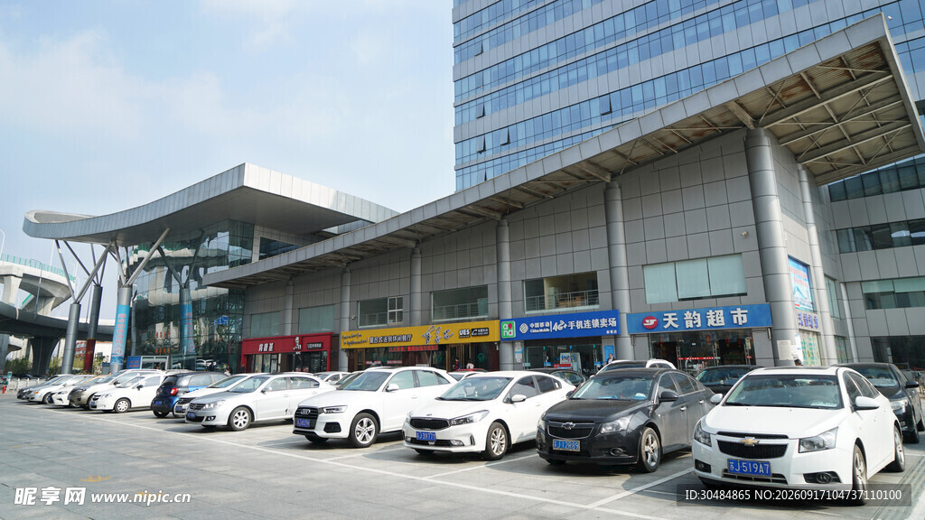 城市停车场与现代建筑景观