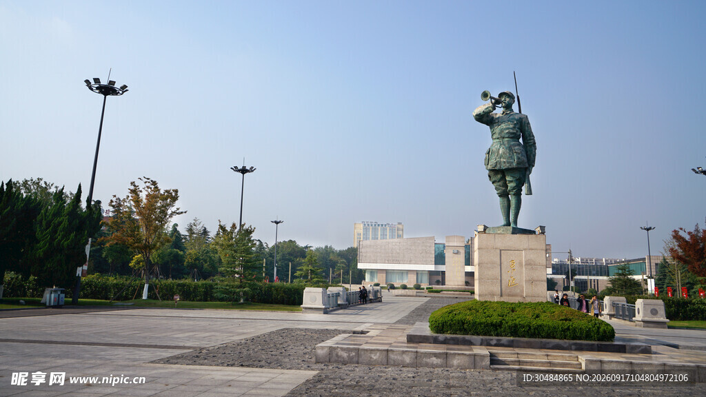 城市广场中的雕塑景观