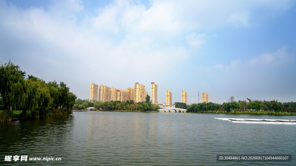 河畔城市风光
